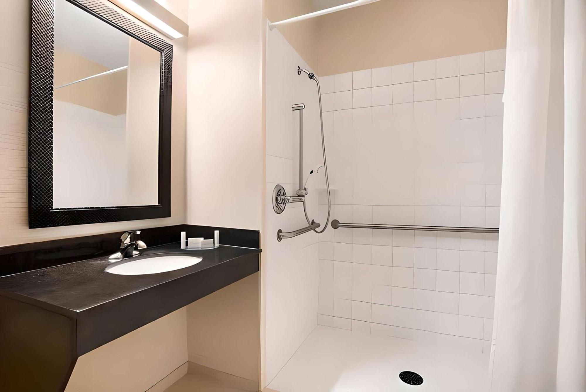 Dubuque Inn & Suites Екстер'єр фото