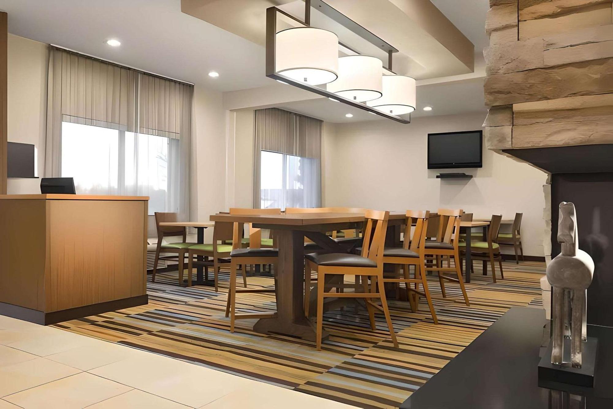 Dubuque Inn & Suites Екстер'єр фото
