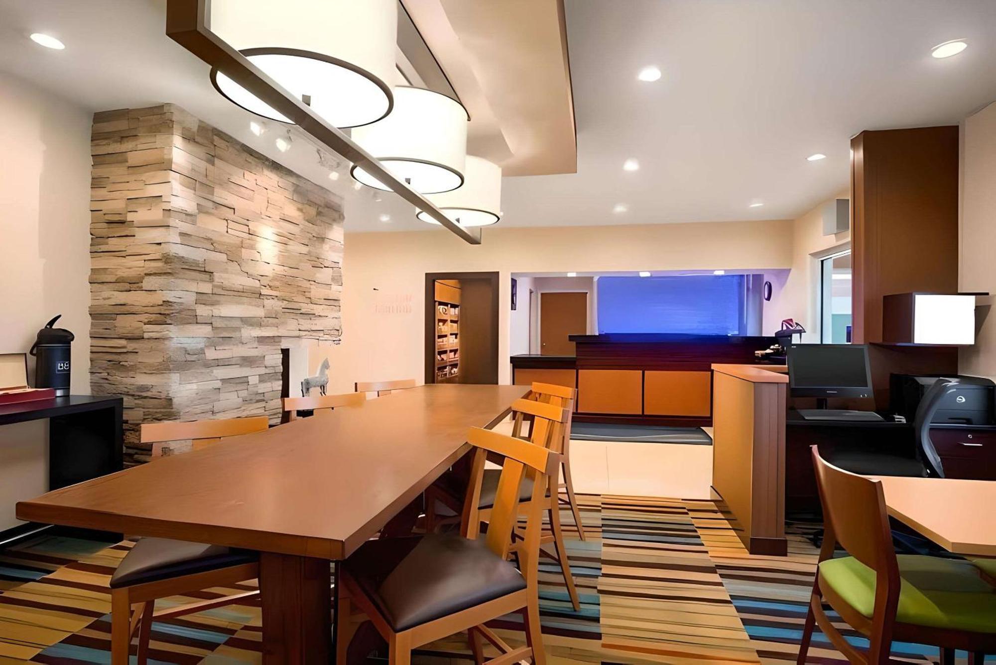 Dubuque Inn & Suites Екстер'єр фото