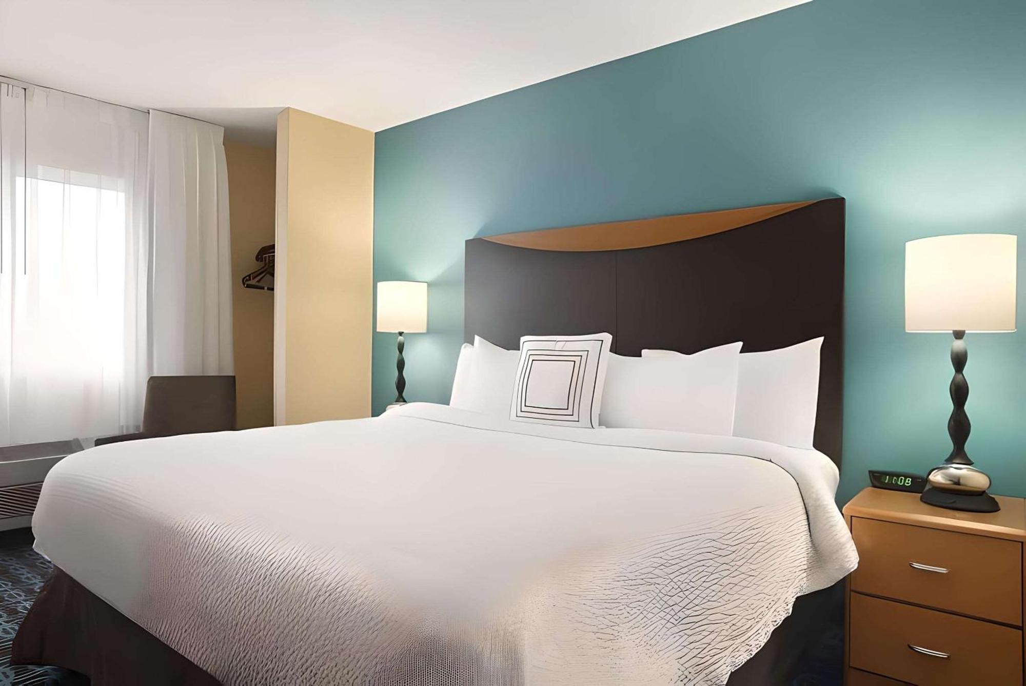 Dubuque Inn & Suites Екстер'єр фото