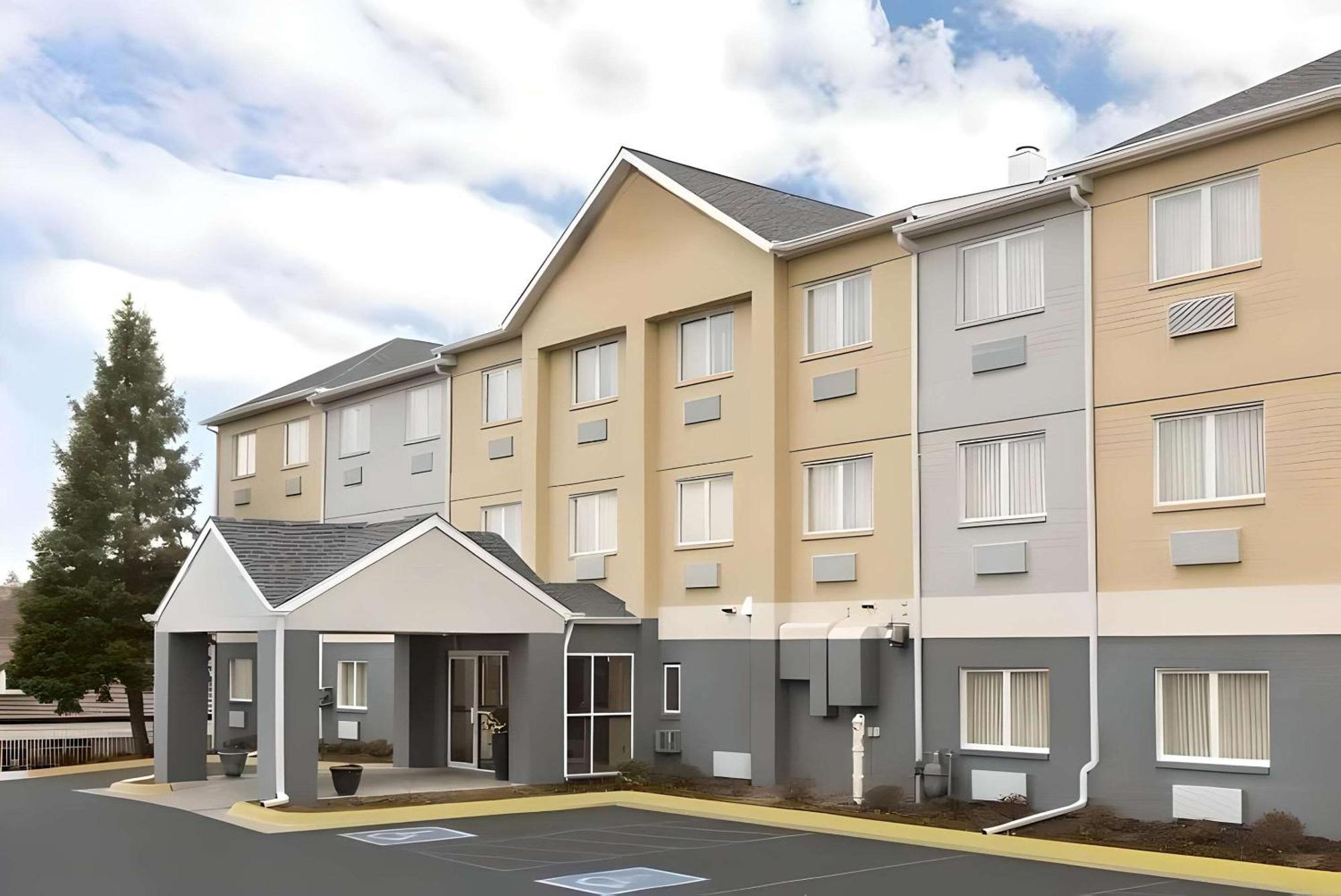Dubuque Inn & Suites Екстер'єр фото