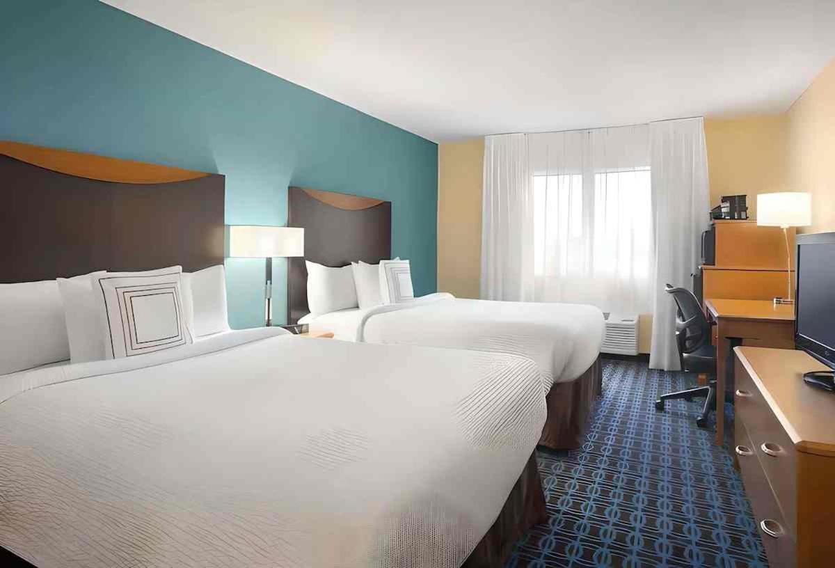 Dubuque Inn & Suites Екстер'єр фото